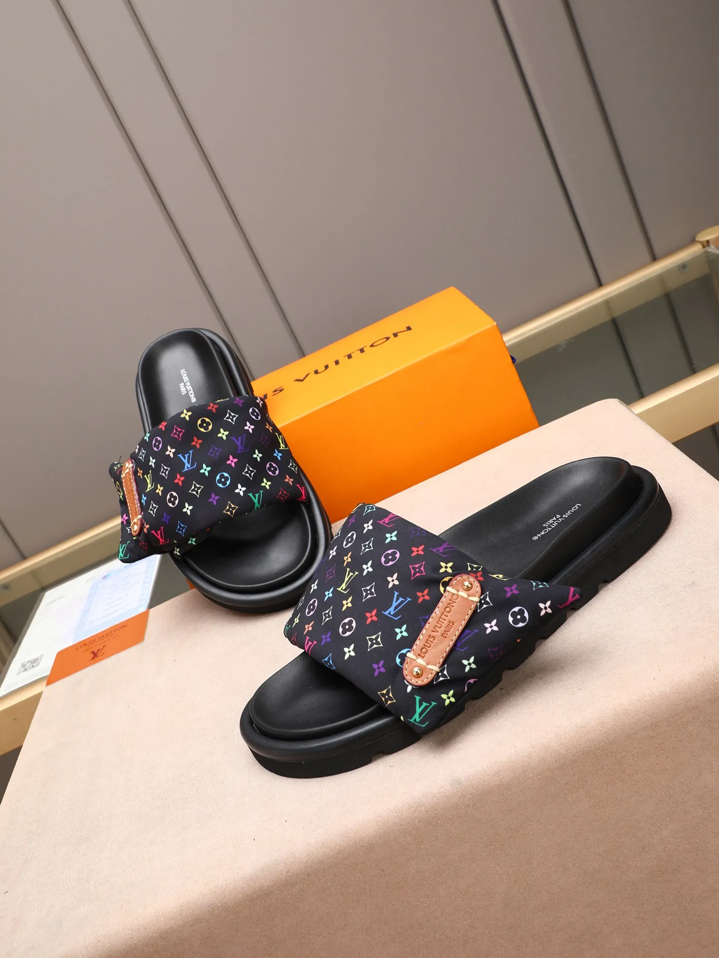 PP360 [LOUIS VUITTON] Louis Vuitton, LV printing, men's and women's slippers are on the market. The drawer box packaging comes with a cloth bag and a card. The upper pattern looks very soft and waxy, and it is a super versatile leg slimming tool. Fabric: imported denim/canvas/old fabric, LV hardware LOGO, official website pattern printing, comfortable to wear, feet: high-elastic PU water table. Sole: foam sole, heel height: about 5cm. Code number: 35-46, 35, 45, 46 are custom-made and non-returnable. Color: multiple colors and styles available.